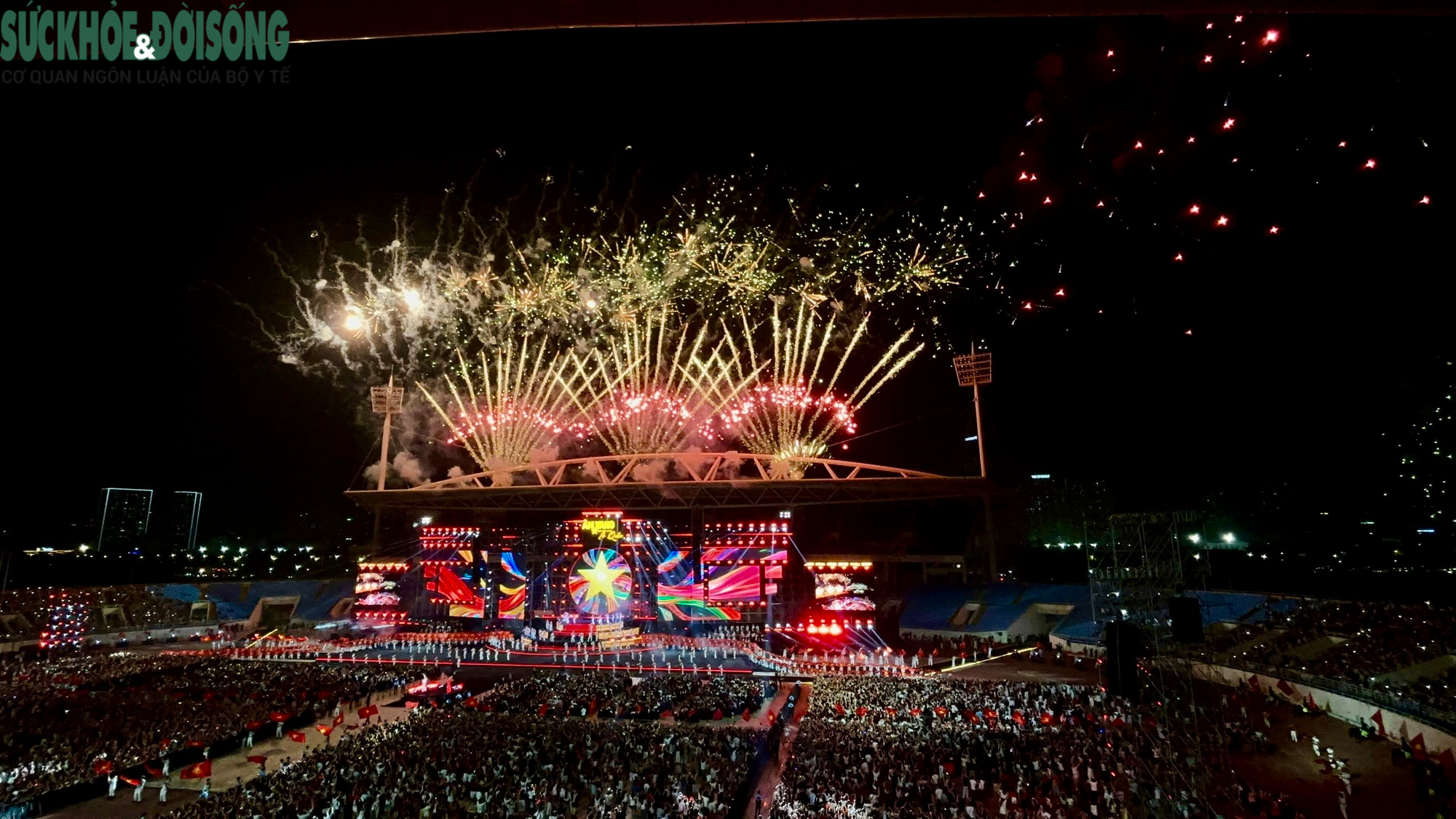 Ngắm pháo hoa rực sáng bầu trời Mỹ Đình trong đêm 'Âm vang Tổ quốc'- Ảnh 10.