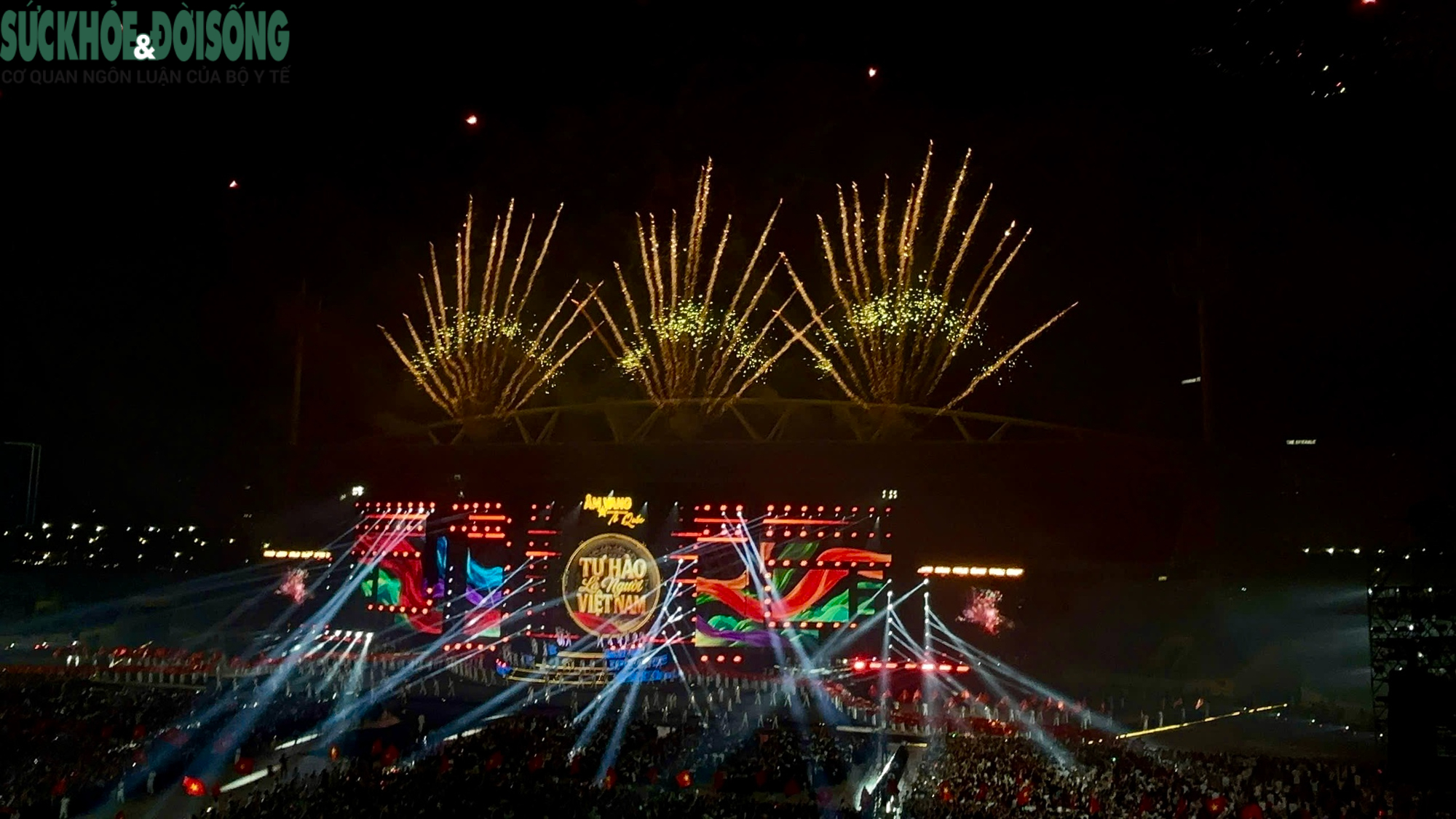 Ngắm pháo hoa rực sáng bầu trời Mỹ Đình trong đêm 'Âm vang Tổ quốc'- Ảnh 11.