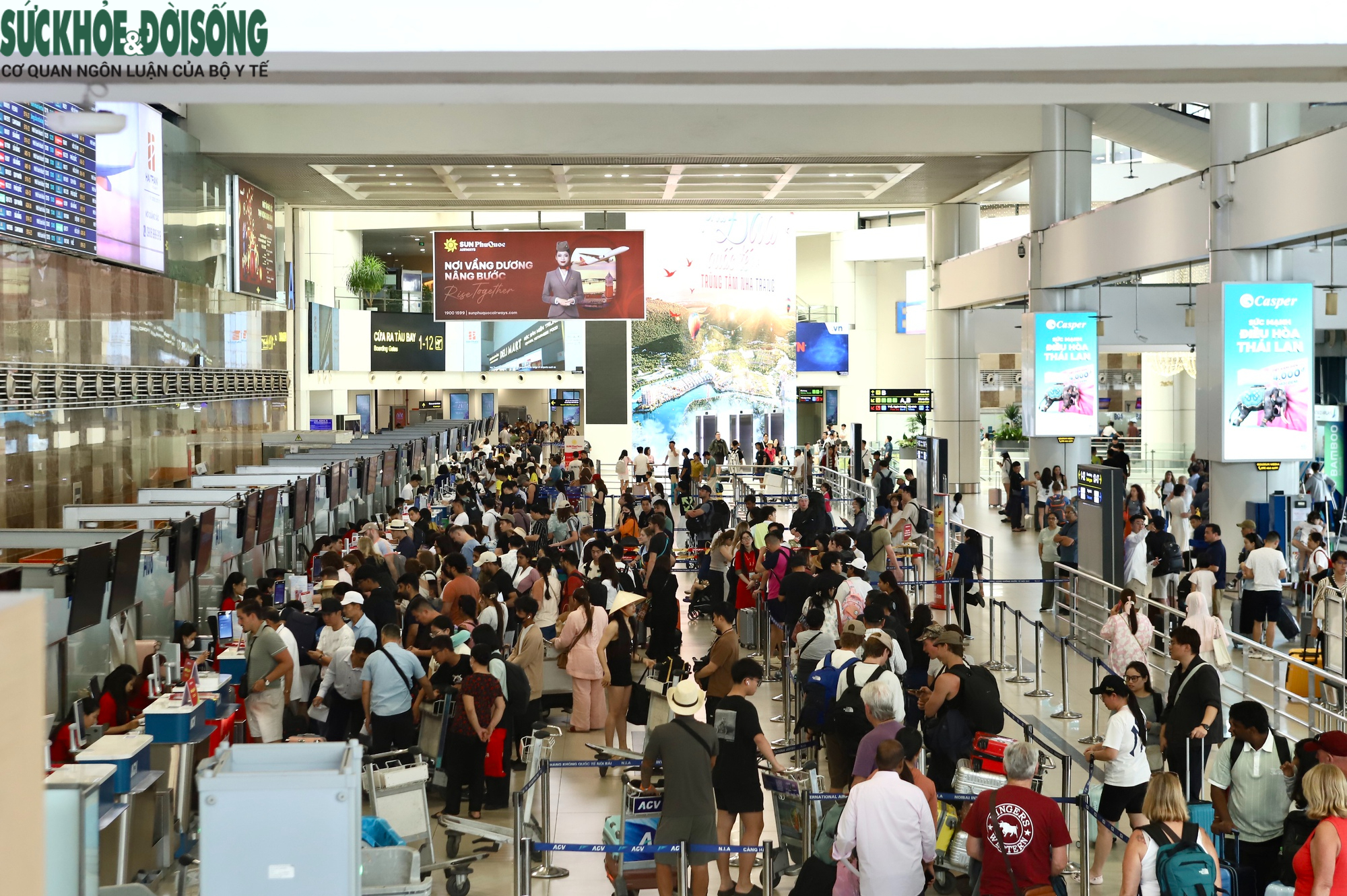 Cận cảnh công tác an ninh, làm thủ tục bay dịp nghỉ lễ 30/4- Ảnh 2.