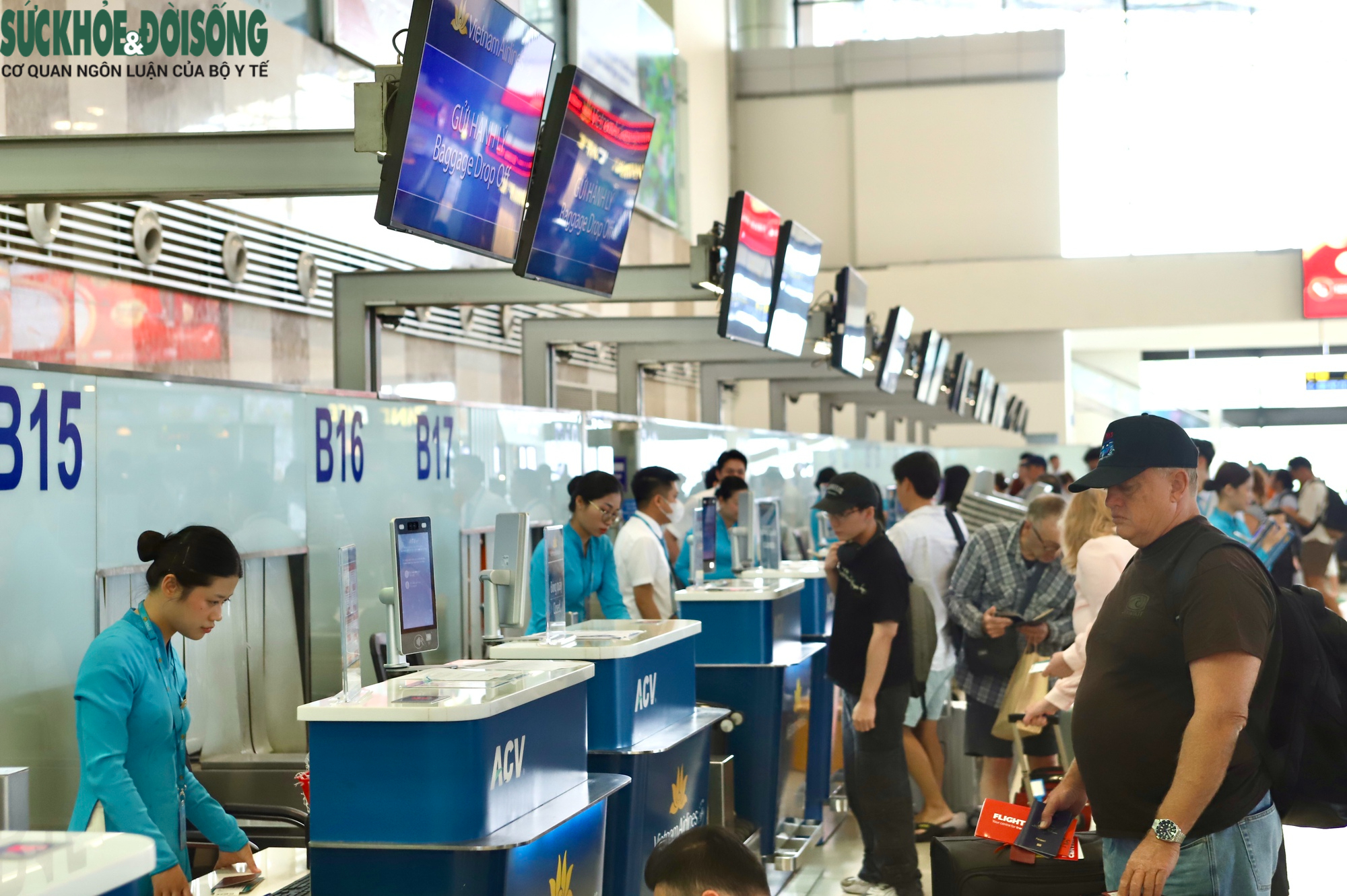 Cận cảnh công tác an ninh, làm thủ tục bay dịp nghỉ lễ 30/4- Ảnh 3.