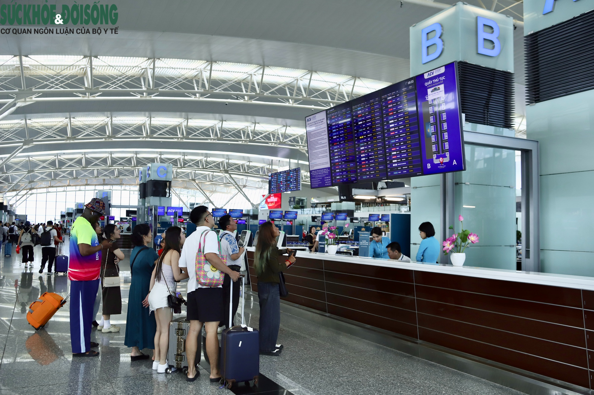 Cận cảnh công tác an ninh, làm thủ tục bay dịp nghỉ lễ 30/4- Ảnh 4.