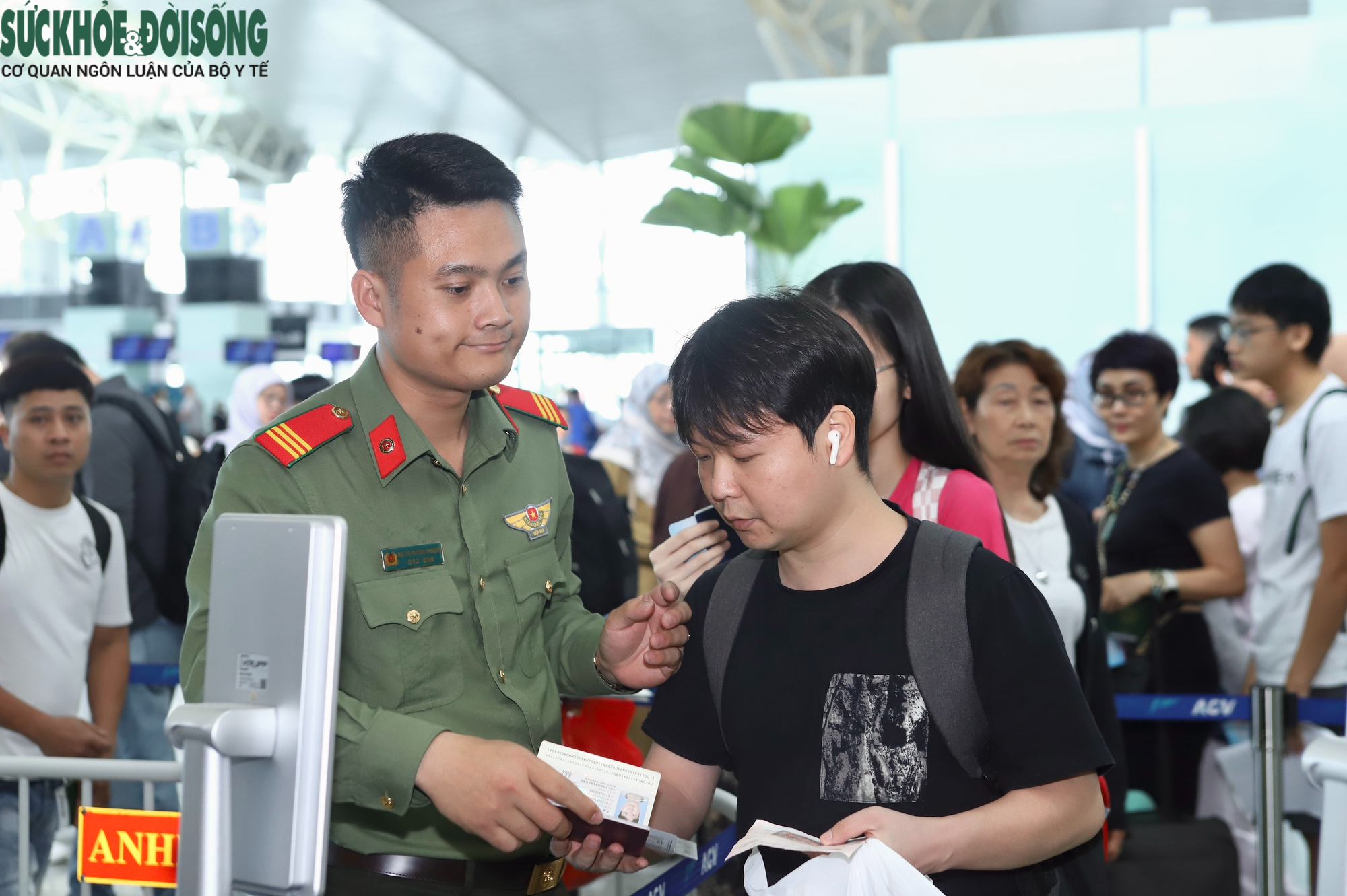 Cận cảnh công tác an ninh, làm thủ tục bay dịp nghỉ lễ 30/4- Ảnh 11.