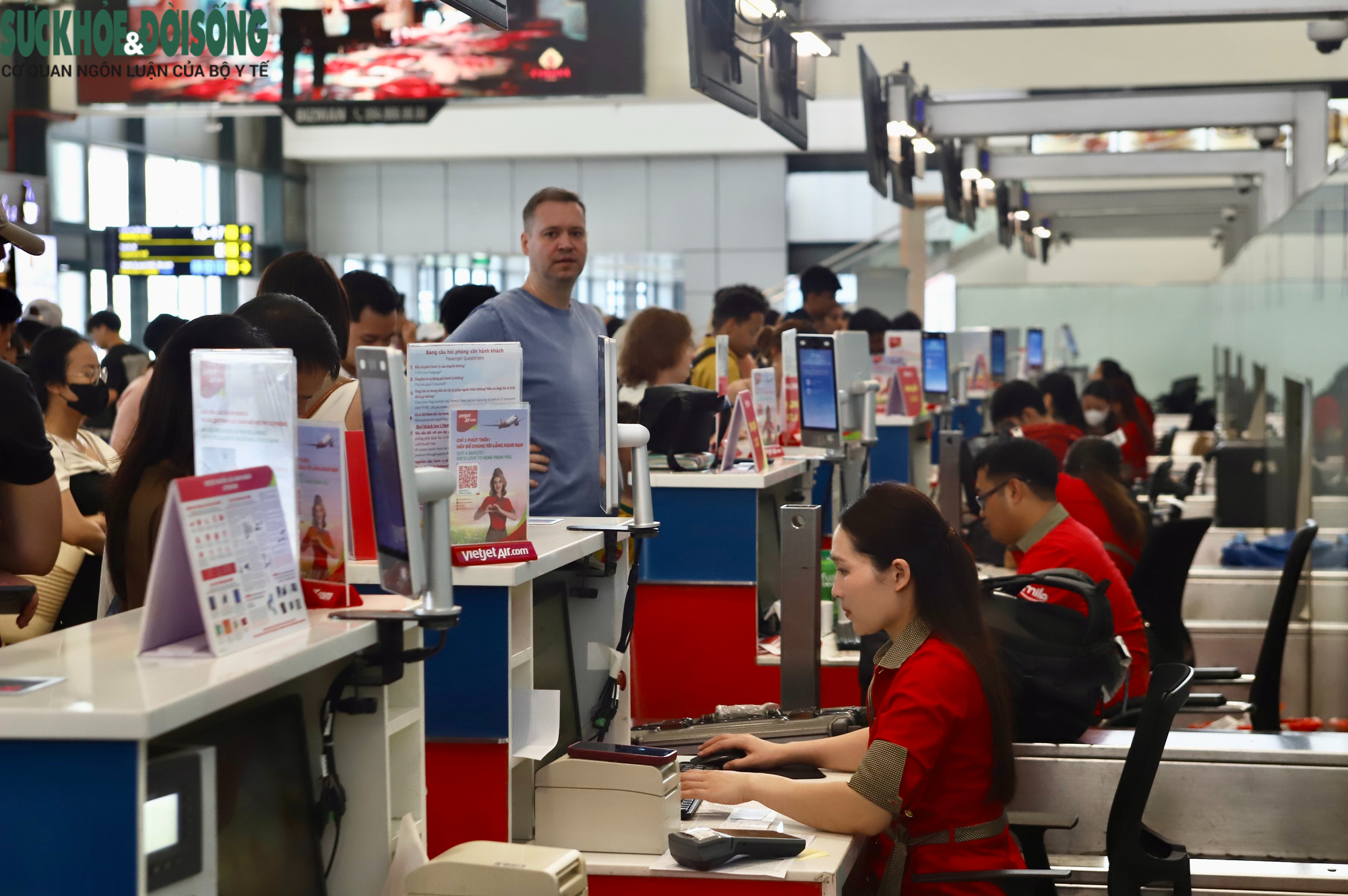 Cận cảnh công tác an ninh, làm thủ tục bay dịp nghỉ lễ 30/4- Ảnh 9.