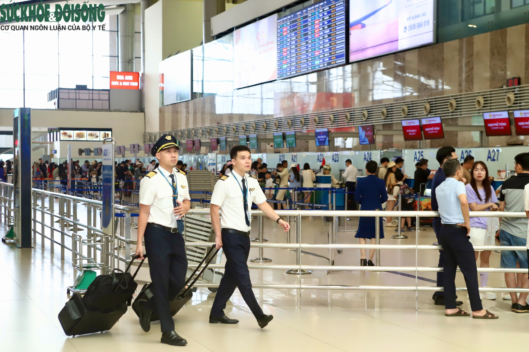 Cận cảnh công tác an ninh, làm thủ tục bay dịp nghỉ lễ 30/4- Ảnh 6.