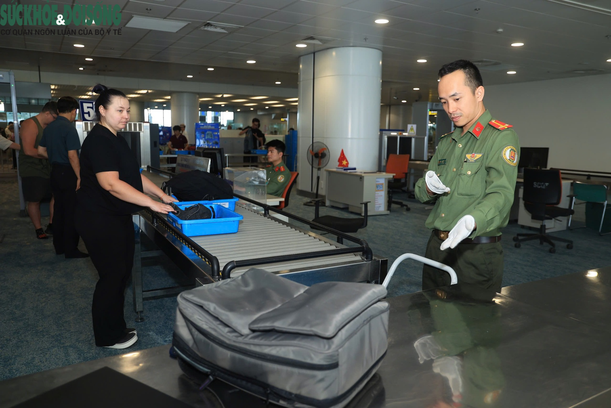 Cận cảnh công tác an ninh, làm thủ tục bay dịp nghỉ lễ 30/4- Ảnh 13.