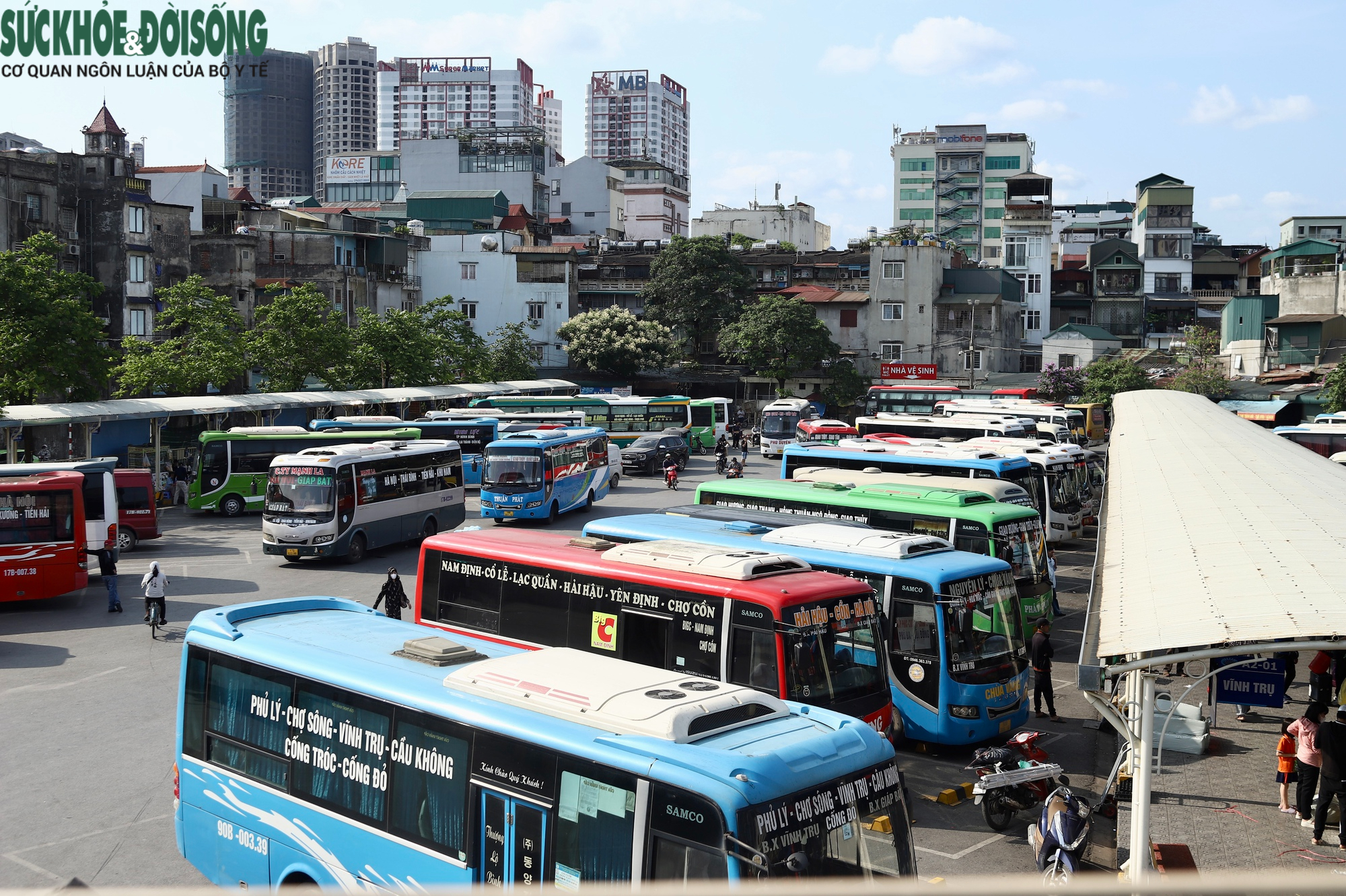 Bến xe Hà Nội đông nghịt khách trước kỳ nghỉ lễ 30/4- Ảnh 2.