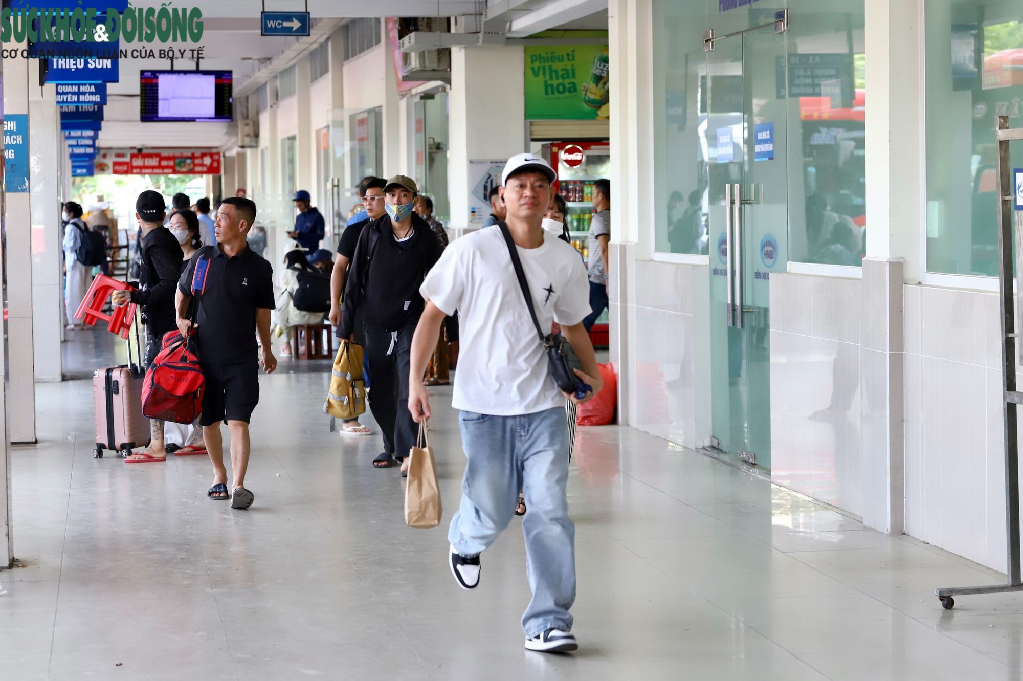 Bến xe Hà Nội đông nghịt khách trước kỳ nghỉ lễ 30/4- Ảnh 4.