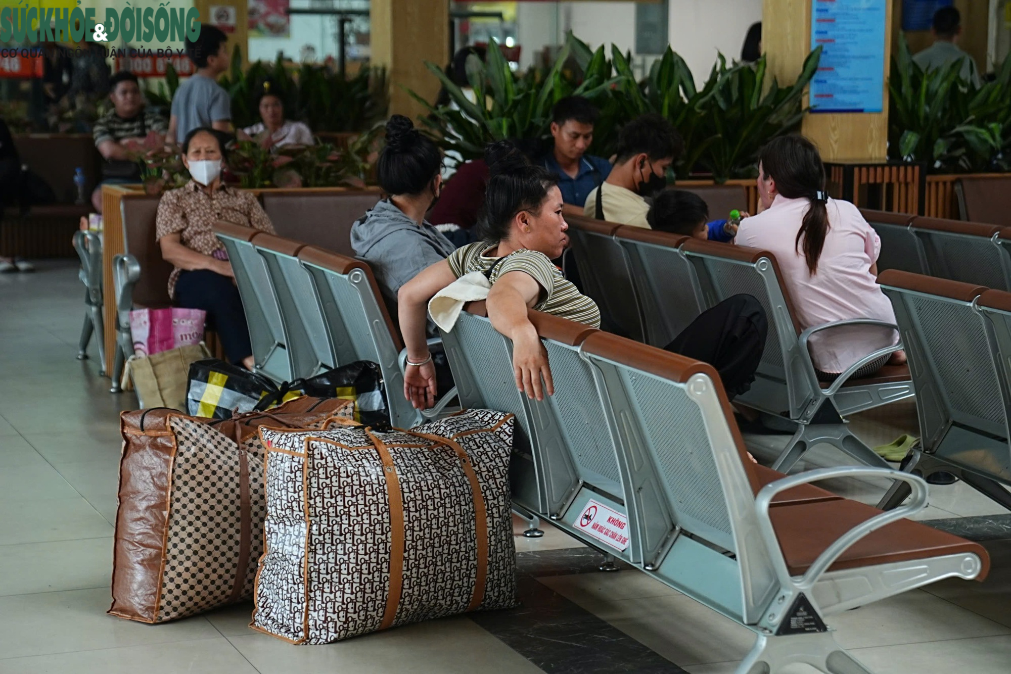 Bến xe Hà Nội đông nghịt khách trước kỳ nghỉ lễ 30/4- Ảnh 5.