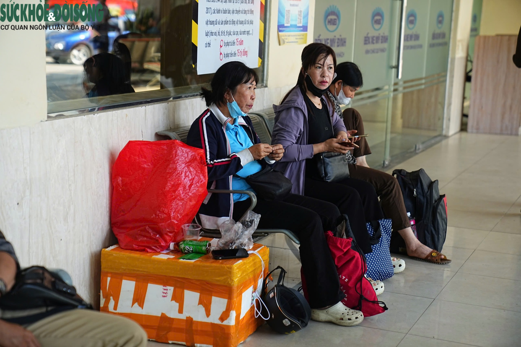 Bến xe Hà Nội đông nghịt khách trước kỳ nghỉ lễ 30/4- Ảnh 7.