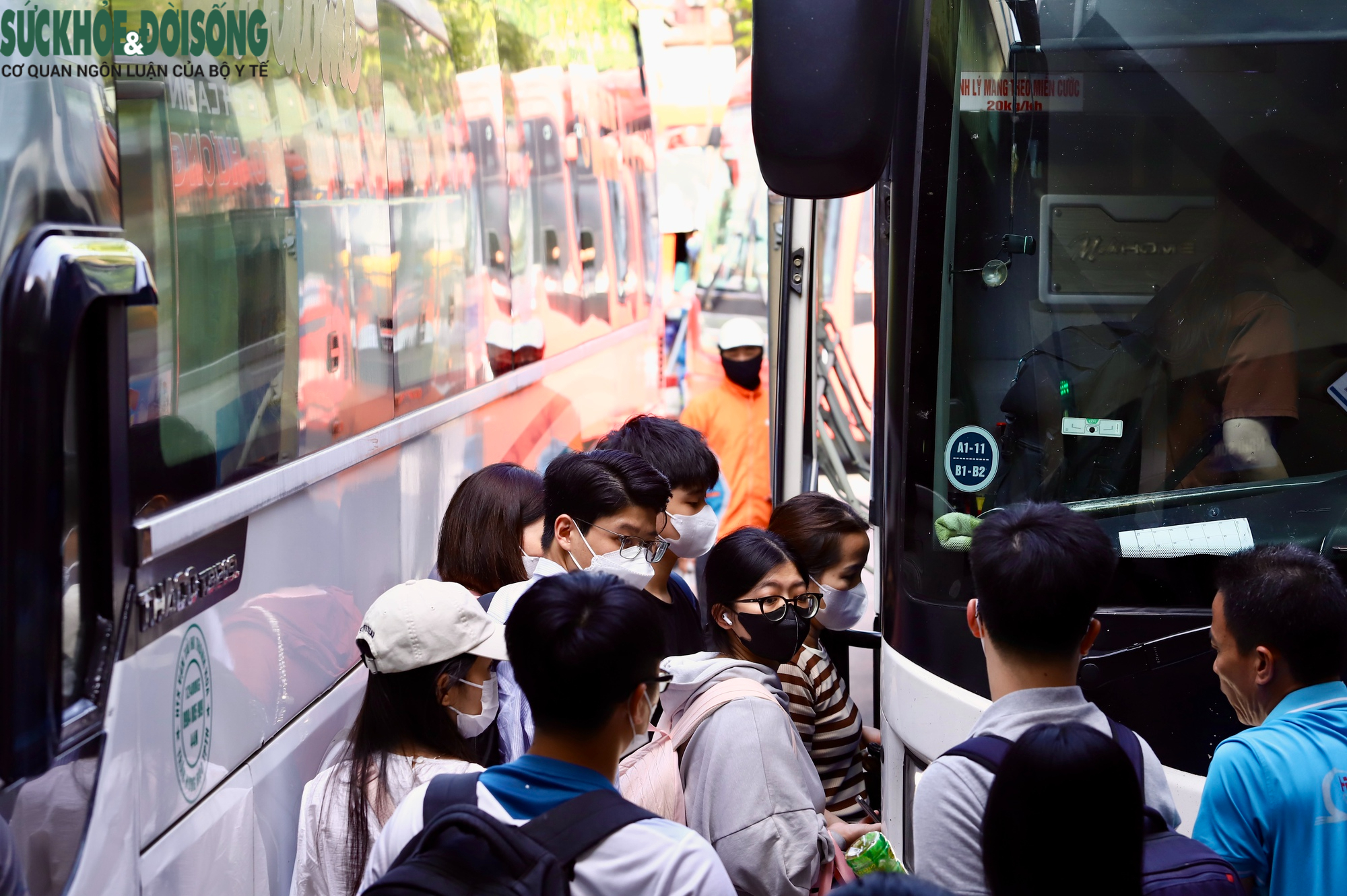 Bến xe Hà Nội đông nghịt khách trước kỳ nghỉ lễ 30/4- Ảnh 9.