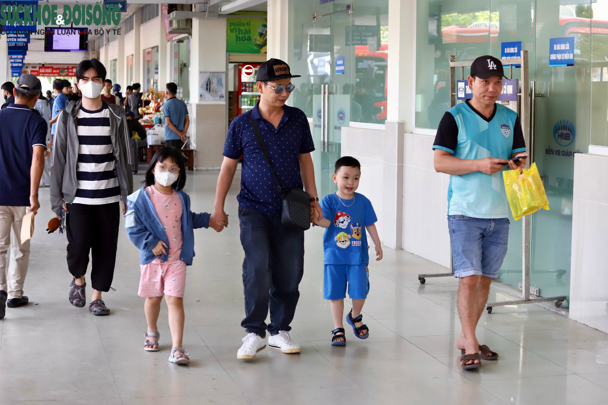 Bến xe Hà Nội đông nghịt khách trước kỳ nghỉ lễ 30/4- Ảnh 10.