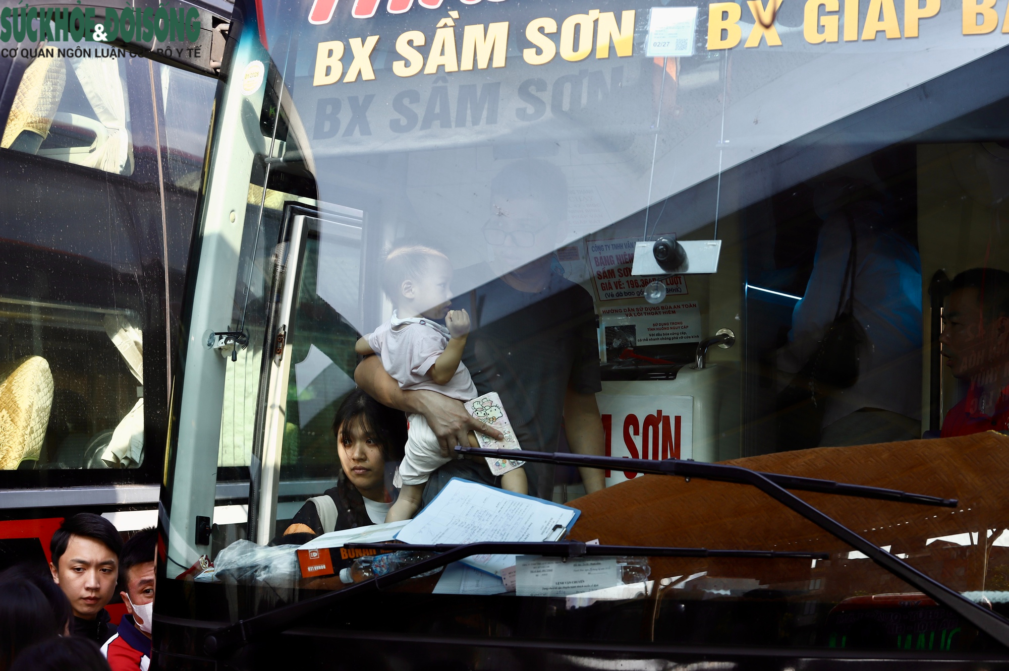 Bến xe Hà Nội đông nghịt khách trước kỳ nghỉ lễ 30/4- Ảnh 12.