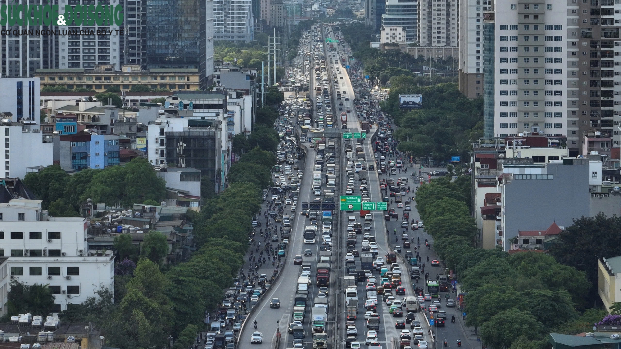 Dòng người ùn ùn rời Thủ đô nghỉ lễ 30/4, cửa ngõ và vành đai ken đặc phương tiện- Ảnh 2.