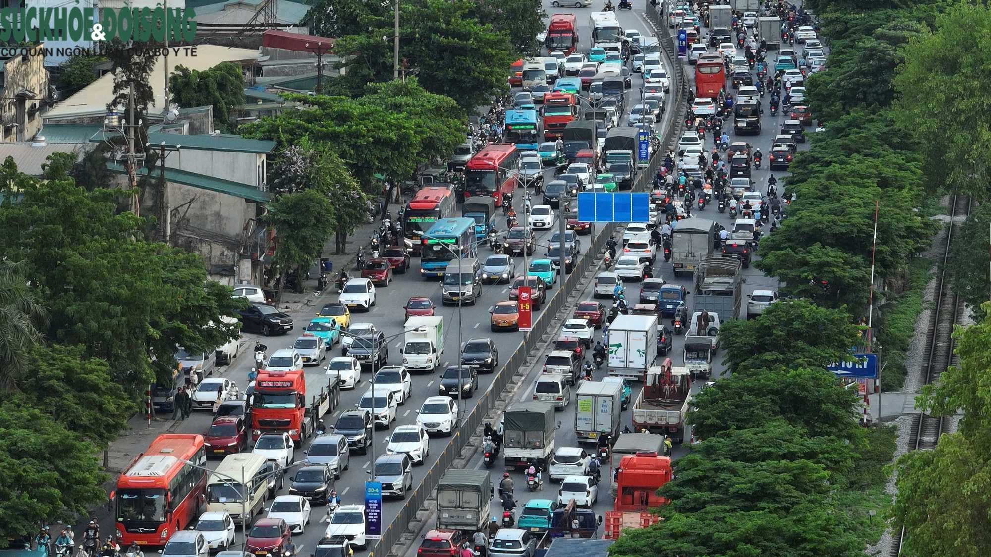 Dòng người ùn ùn rời Thủ đô nghỉ lễ 30/4, cửa ngõ và vành đai ken đặc phương tiện- Ảnh 3.