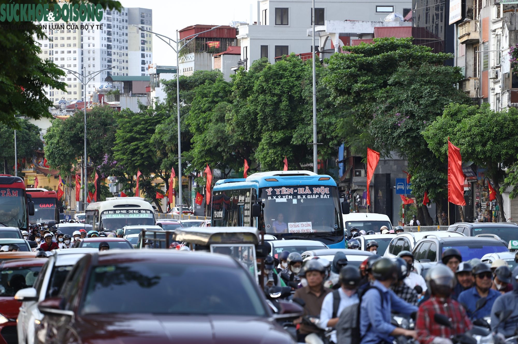 Dòng người ùn ùn rời Thủ đô nghỉ lễ 30/4, cửa ngõ và vành đai ken đặc phương tiện- Ảnh 5.