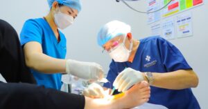 Bác sĩ hơn 70 tuổi vẫn bền bỉ với vết thương khó lành