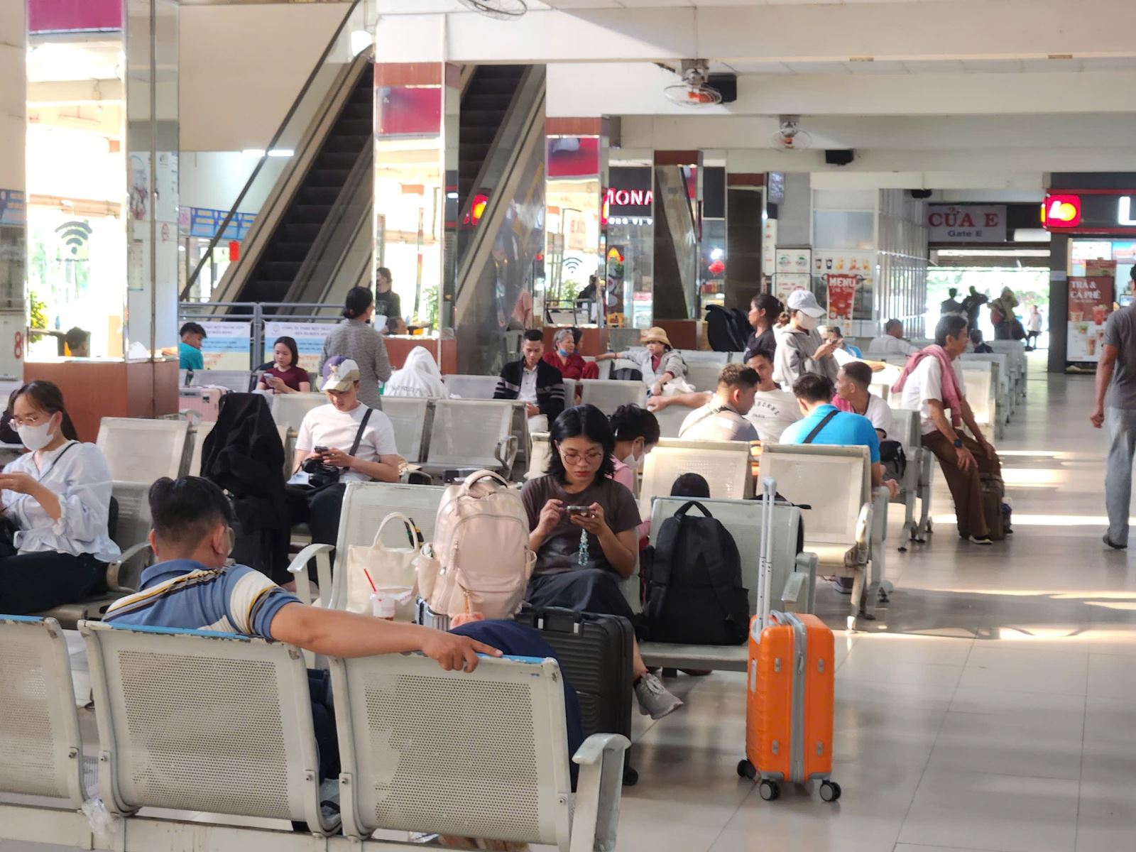 Giao thông cửa ngõ tăng nhiệt, sân bay Tân Sơn Nhất chạm ngưỡng cao điểm chiều 29/4- Ảnh 6.