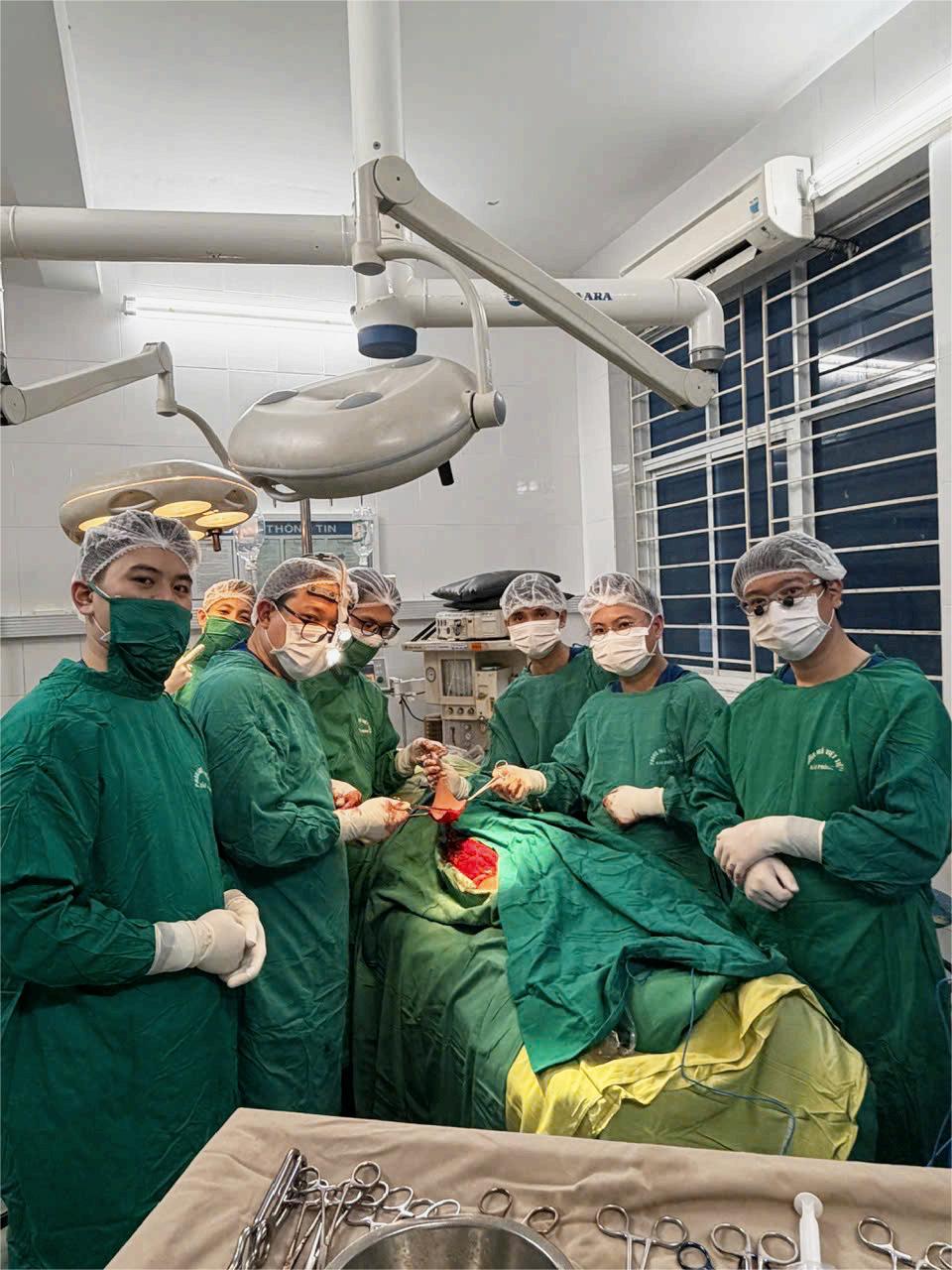 Bệnh viện Hữu nghị Việt Tiệp ứng dụng vi phẫu tái tạo bàn tay dập nát thành công- Ảnh 2.