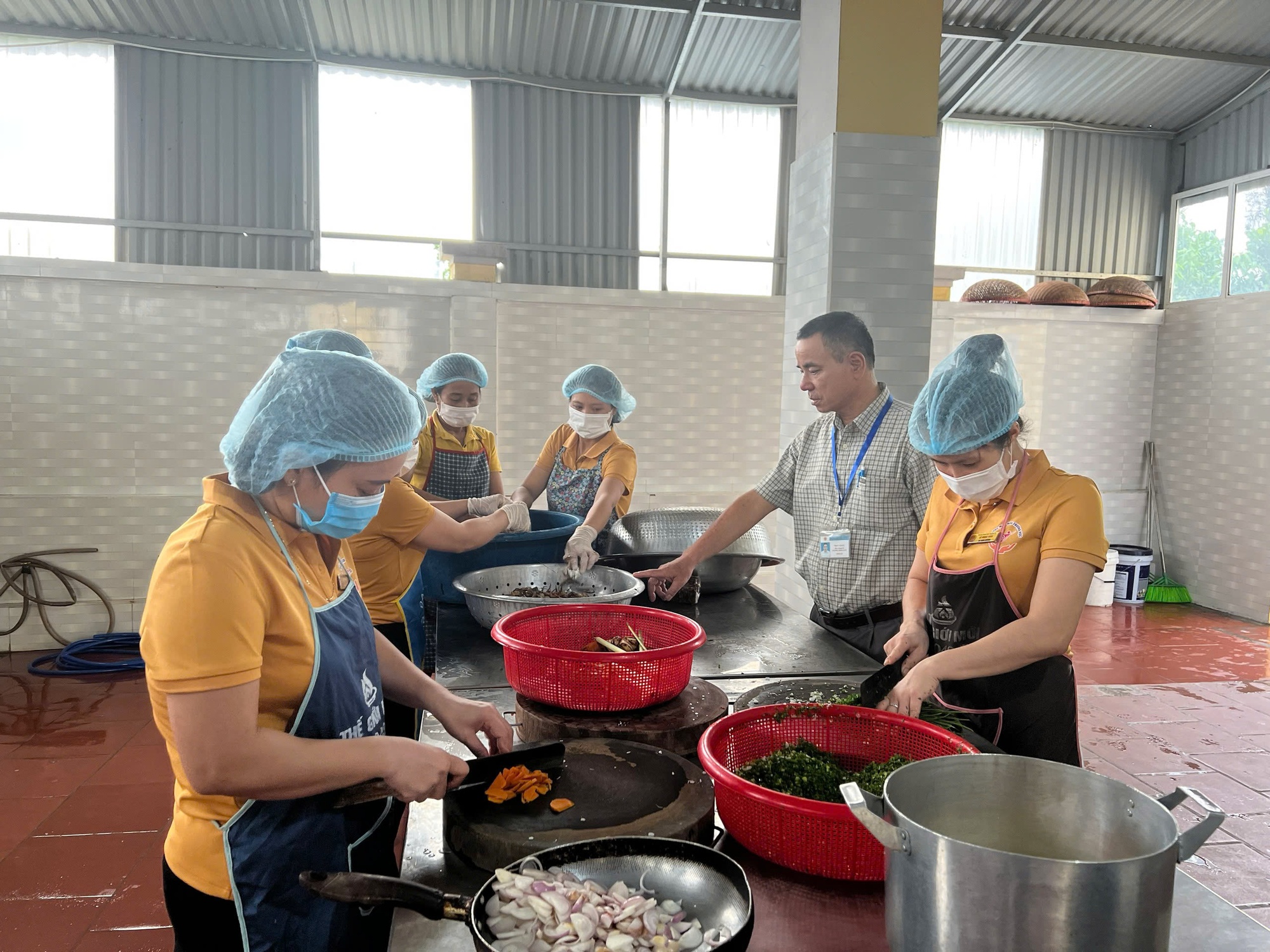 Bài toán kiểm soát bữa ăn trường học từ vụ 300 tấn thịt lợn bệnh- Ảnh 2.