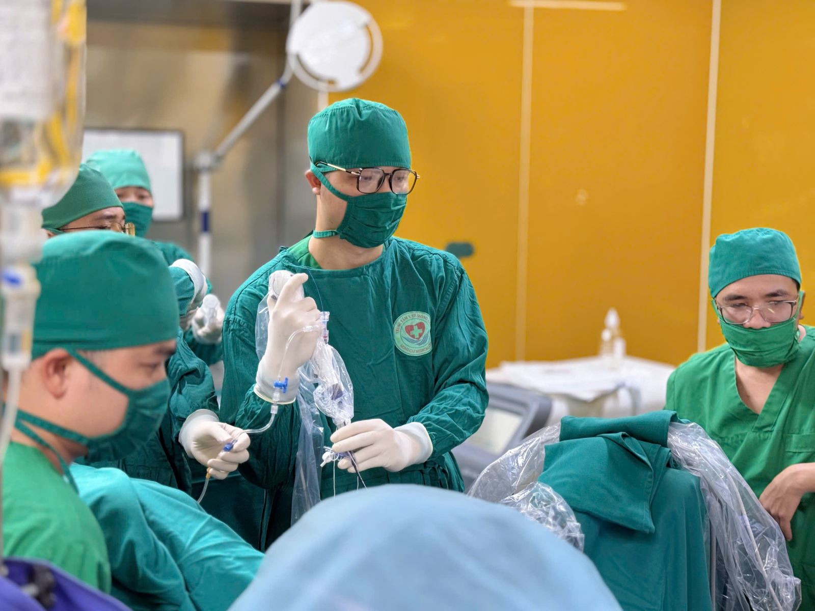 Phối hợp liên viện, cứu sống bệnh nhân đứt động mạch cánh tay- Ảnh 1.