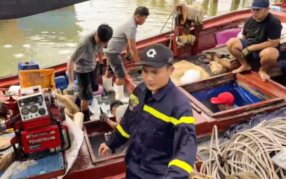 Cảnh sát kịp thời cứu tàu cá đang chìm trên vùng biển Đắk Lắk