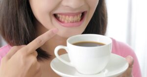 5 cách uống cà phê không lo răng bị ố vàng