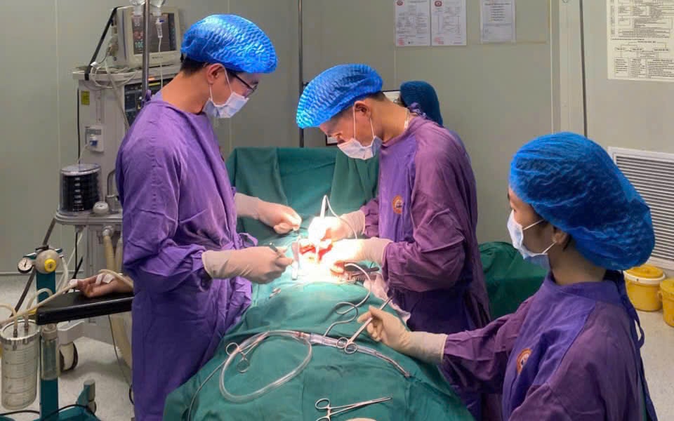 Phẫu thuật thành công ca bệnh hiếm gặp giúp người đàn ông thoát biến chứng kéo dài- Ảnh 2.