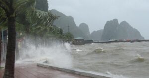 Cảnh báo dông lốc và mưa lớn vùng biển Quảng Ninh và Hải Phòng