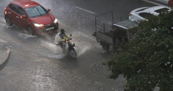 Liên tiếp cảnh báo mưa ở Hà Nội, dông lốc ở Hạ Long