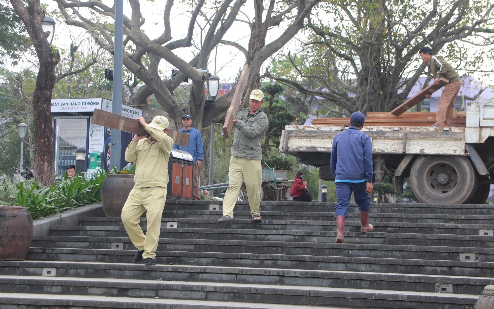 Cầu gỗ lim ở Huế xuất hiện nhiều vị trí mục nát, cơ quan chức năng nói gì?