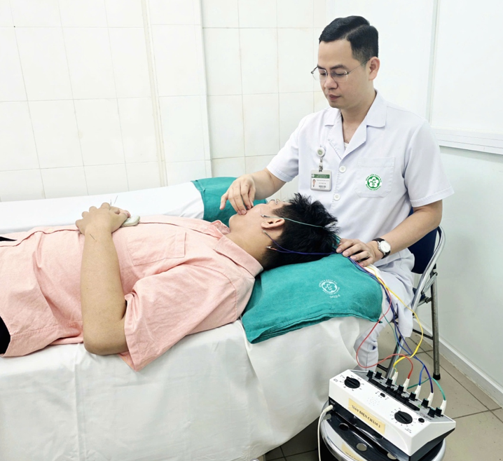 Ngâm bể sục, ngủ phòng điều hòa, nam sinh liệt mặt sau một đêm- Ảnh 2.