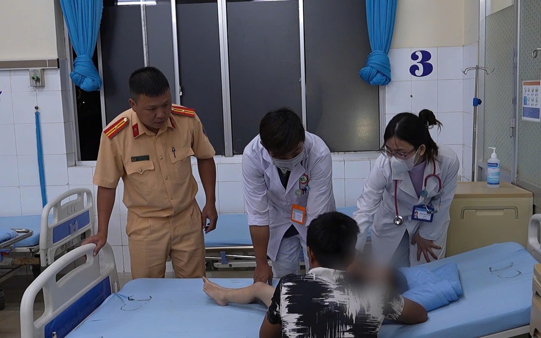 CSGT hỗ trợ đưa bé 4 tuổi bị co giật đi cấp cứu