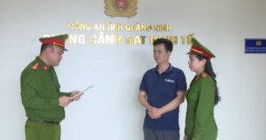 Bắt khẩn cấp 2 mẹ con sản xuất gần 1.000 lít ‘dấm nếp ủ men từ gạo’ từ hóa chất