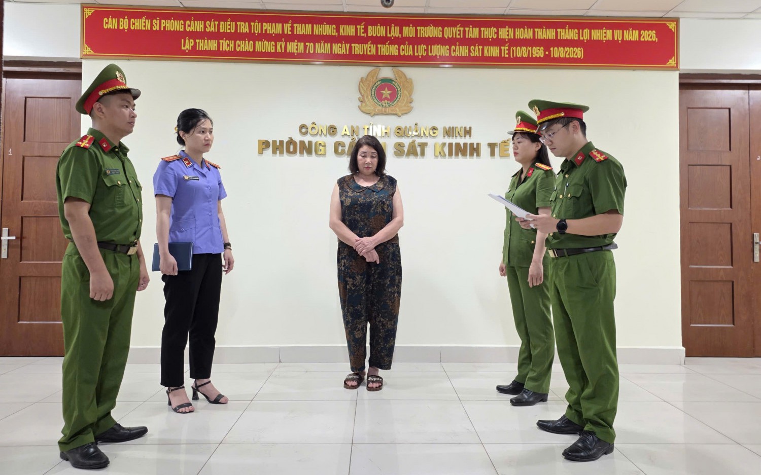 Bắt khẩn cấp 2 mẹ con sản xuất gần 1.000 lít 'dấm nếp ủ men từ gạo' từ hóa chất- Ảnh 3.