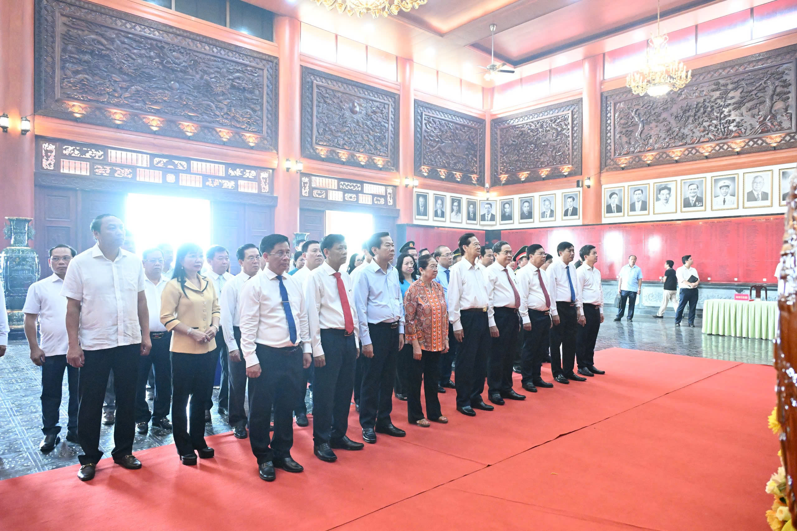 Chủ tịch Quốc hội dâng hương, tặng quà người có công tại An Giang- Ảnh 1.