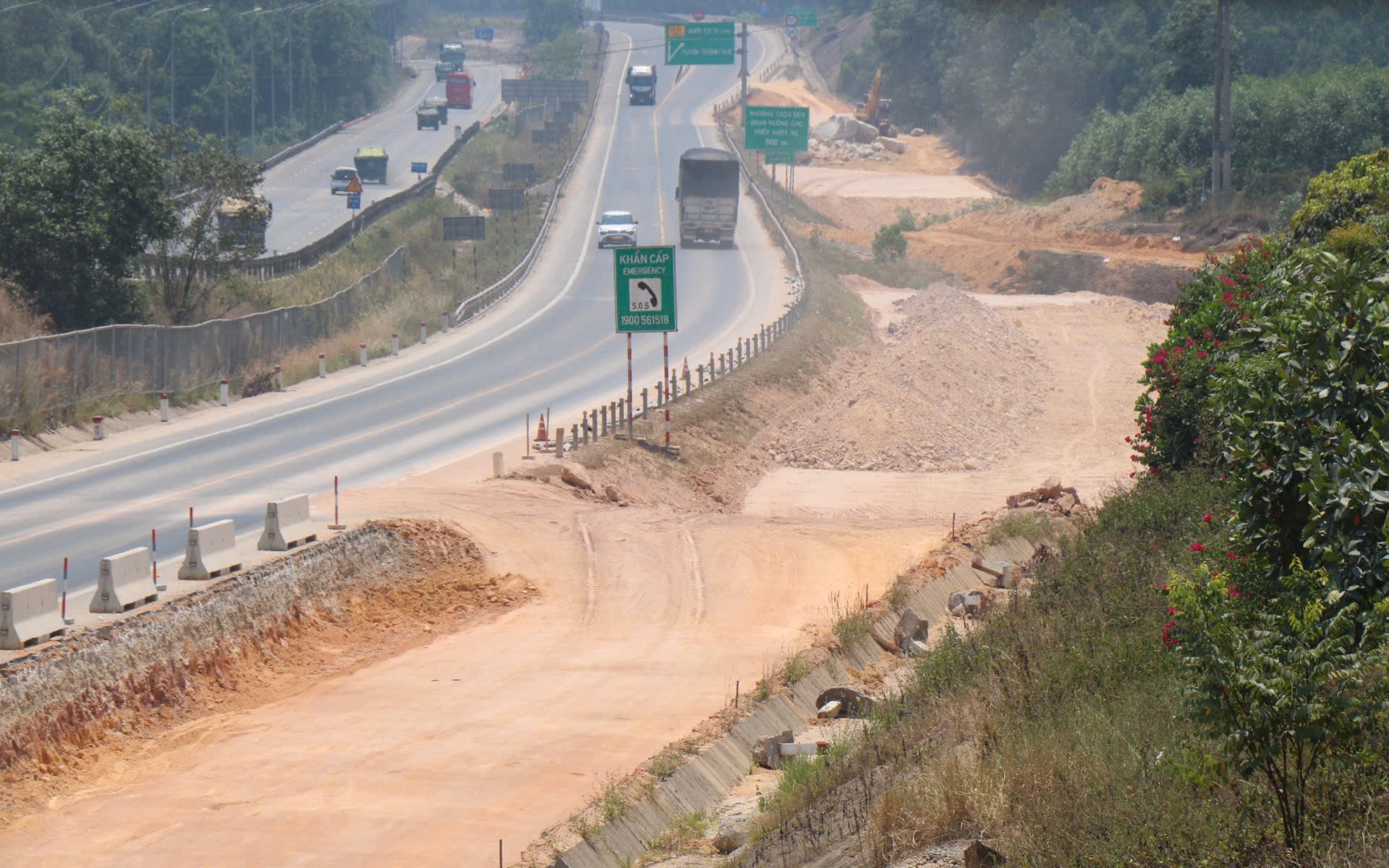 Hàng trăm công nhân miệt mài thi công mở rộng cao tốc Cam Lộ - La Sơn giữa nắng nóng như đổ lửa