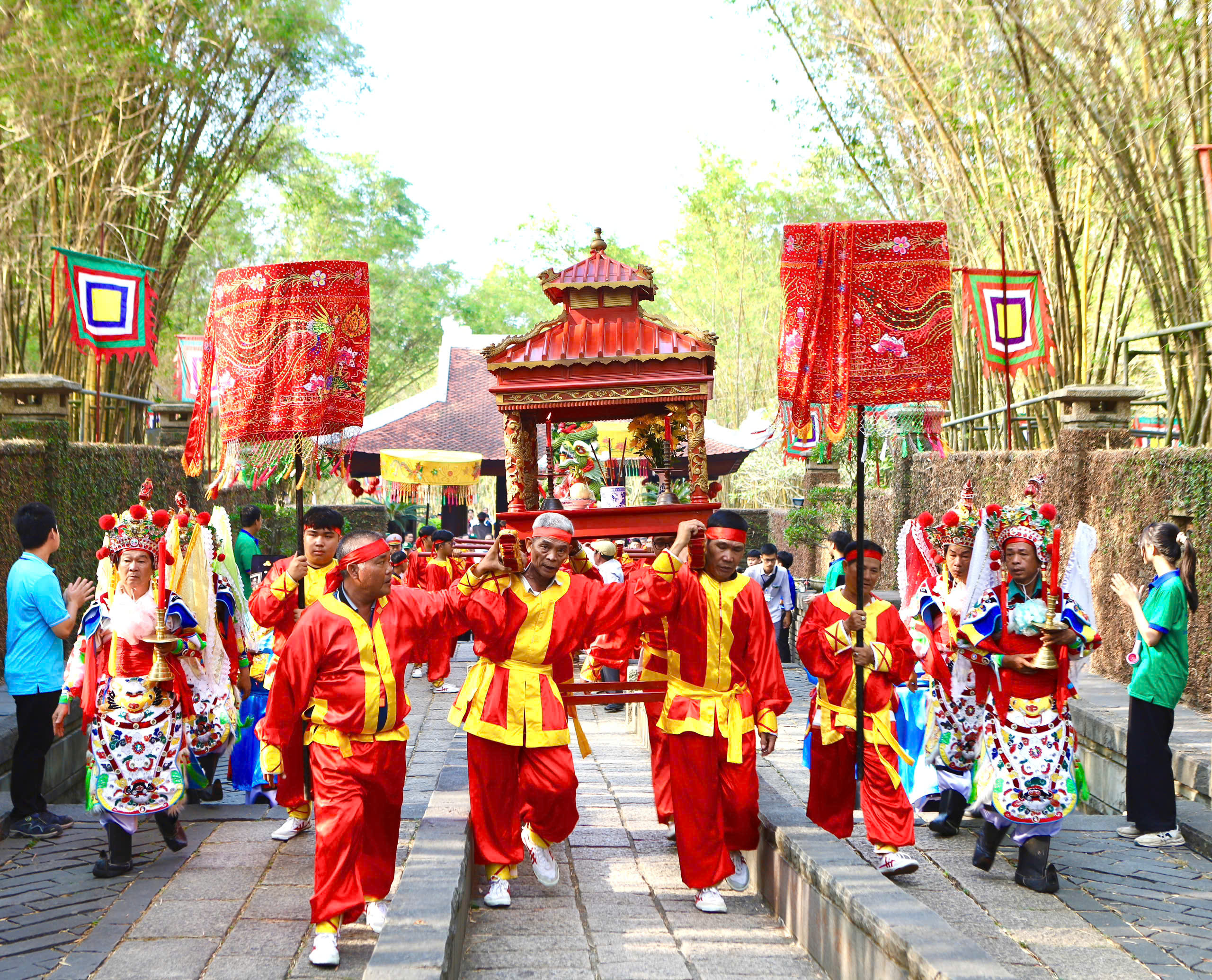 Lãnh đạo TPHCM và người dân dâng hương tưởng niệm các Vua Hùng- Ảnh 2.