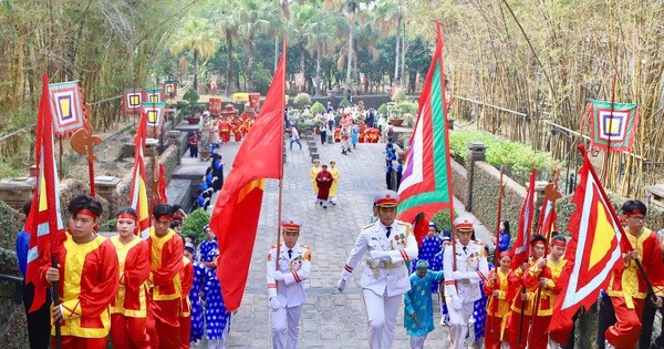 Lãnh đạo TPHCM và người dân dâng hương tưởng niệm các Vua Hùng