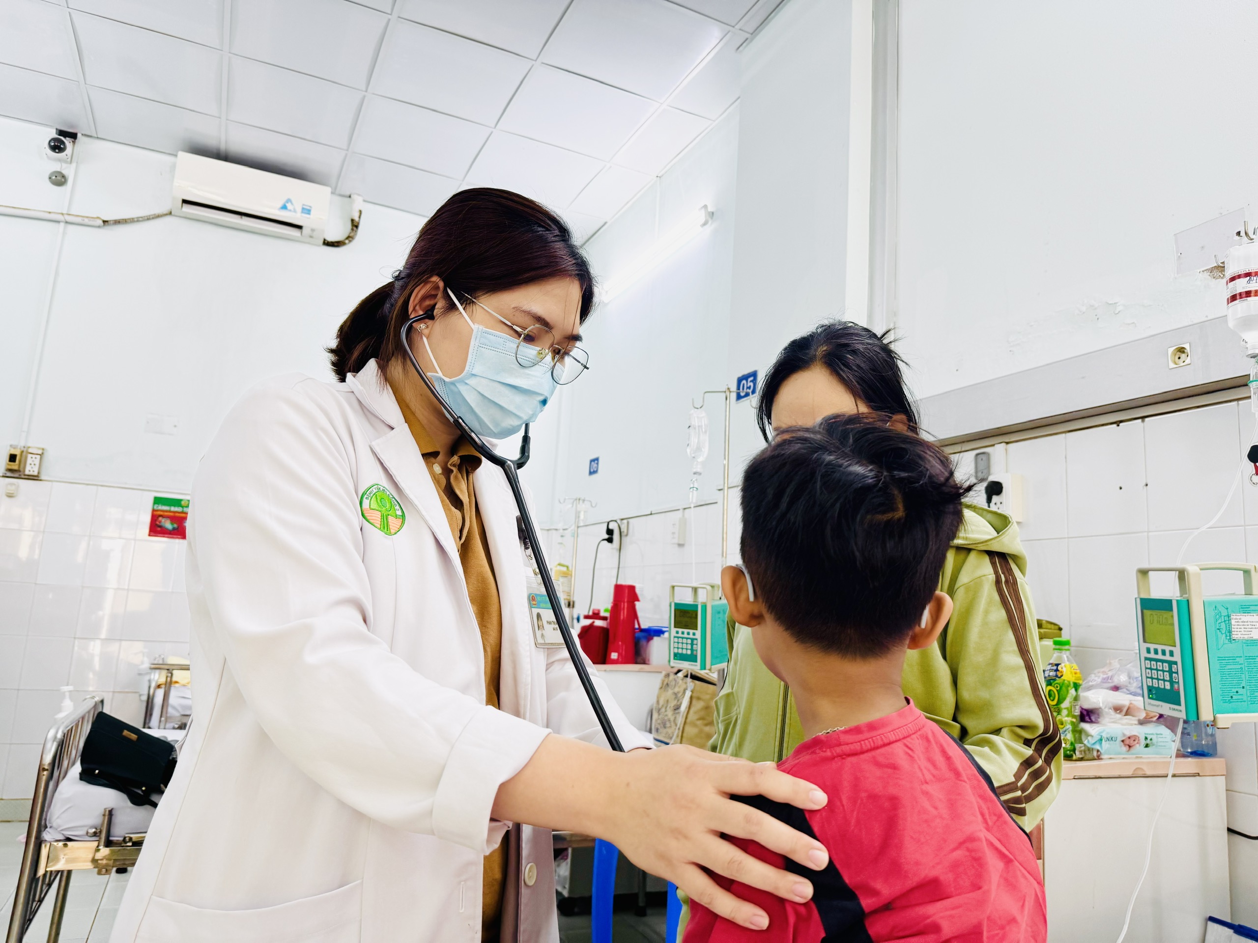 Truy xuất nguồn thực phẩm sau vụ 46 người nghi ngộ độc tại Trường TH Đặng Thuỳ Trâm- Ảnh 1.