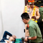 Công an Phú Thọ hỗ trợ sơ cứu nam thanh niên tụt huyết áp tại Lễ hội Đền Hùng