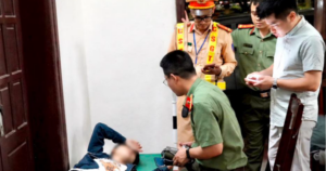 Công an Phú Thọ hỗ trợ sơ cứu nam thanh niên tụt huyết áp tại Lễ hội Đền Hùng