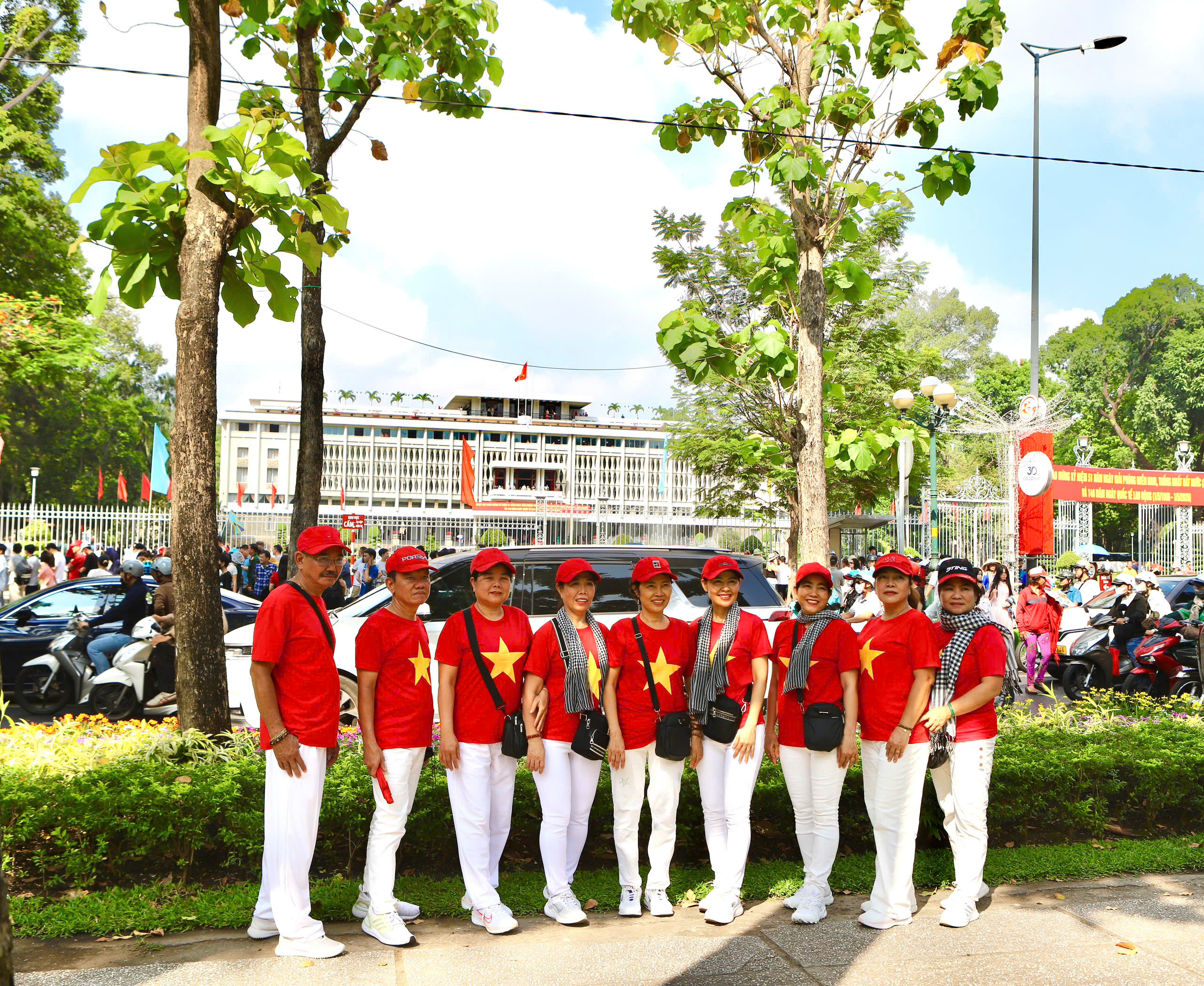 Người dân tấp nập mua vé tham quan, check-in Dinh Độc Lập dịp lễ 30/4- Ảnh 5.