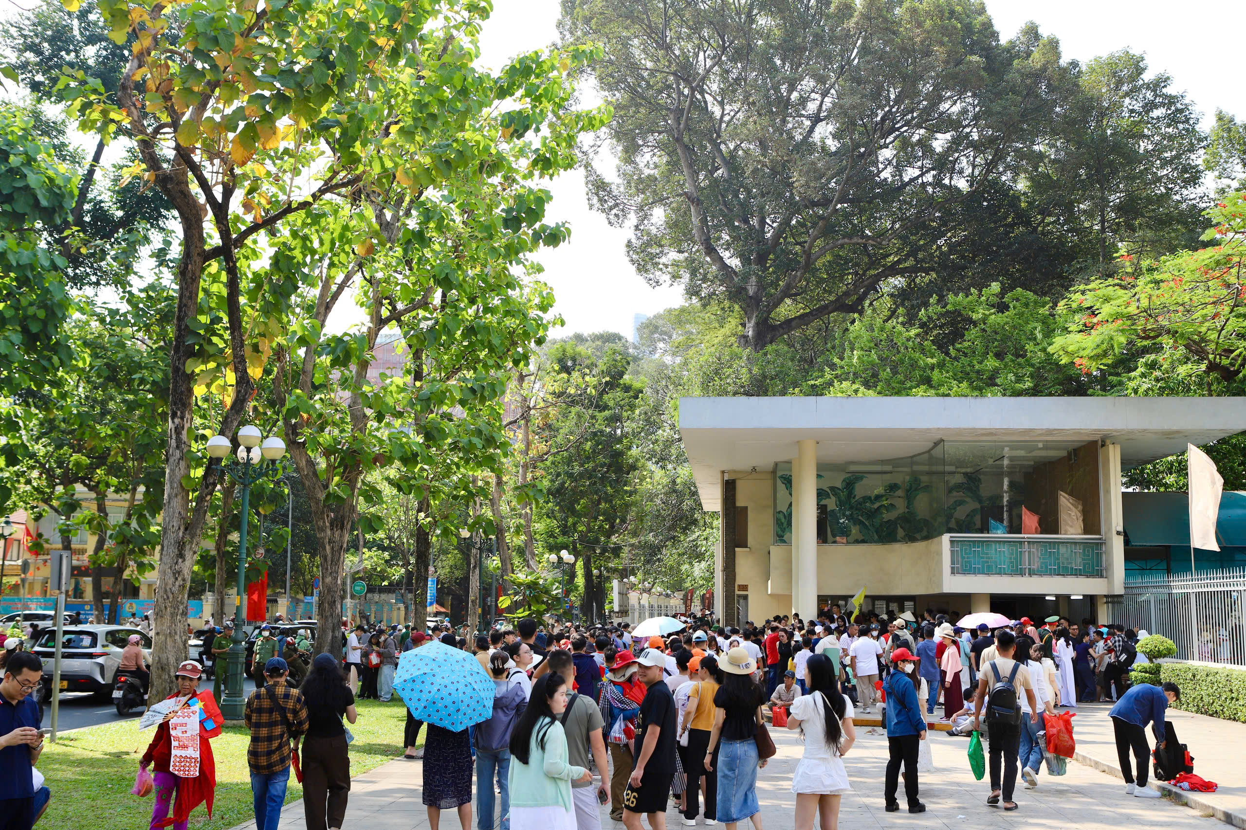 Người dân tấp nập mua vé tham quan, check-in Dinh Độc Lập dịp lễ 30/4- Ảnh 3.