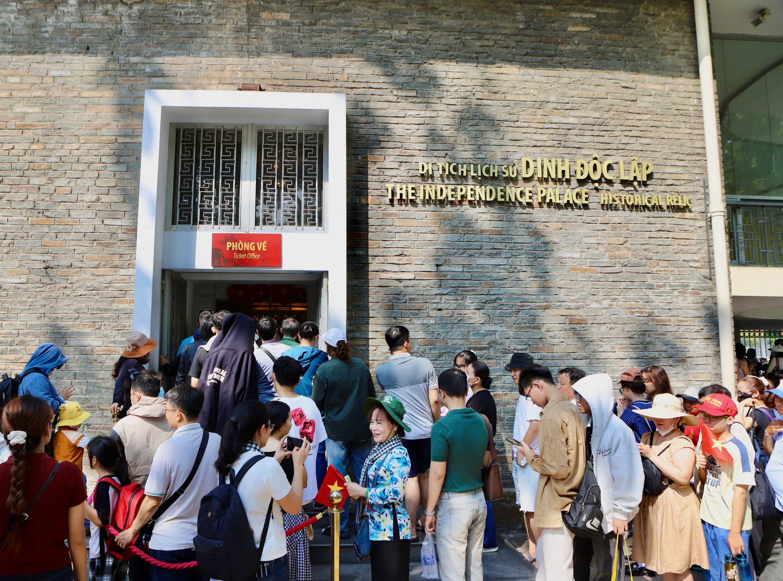 Người dân tấp nập mua vé tham quan, check-in Dinh Độc Lập dịp lễ 30/4- Ảnh 1.
