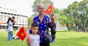 Người dân tấp nập mua vé tham quan, check-in Dinh Độc Lập dịp lễ 30/4