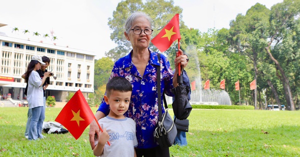 Người dân tấp nập mua vé tham quan, check-in Dinh Độc Lập dịp lễ 30/4