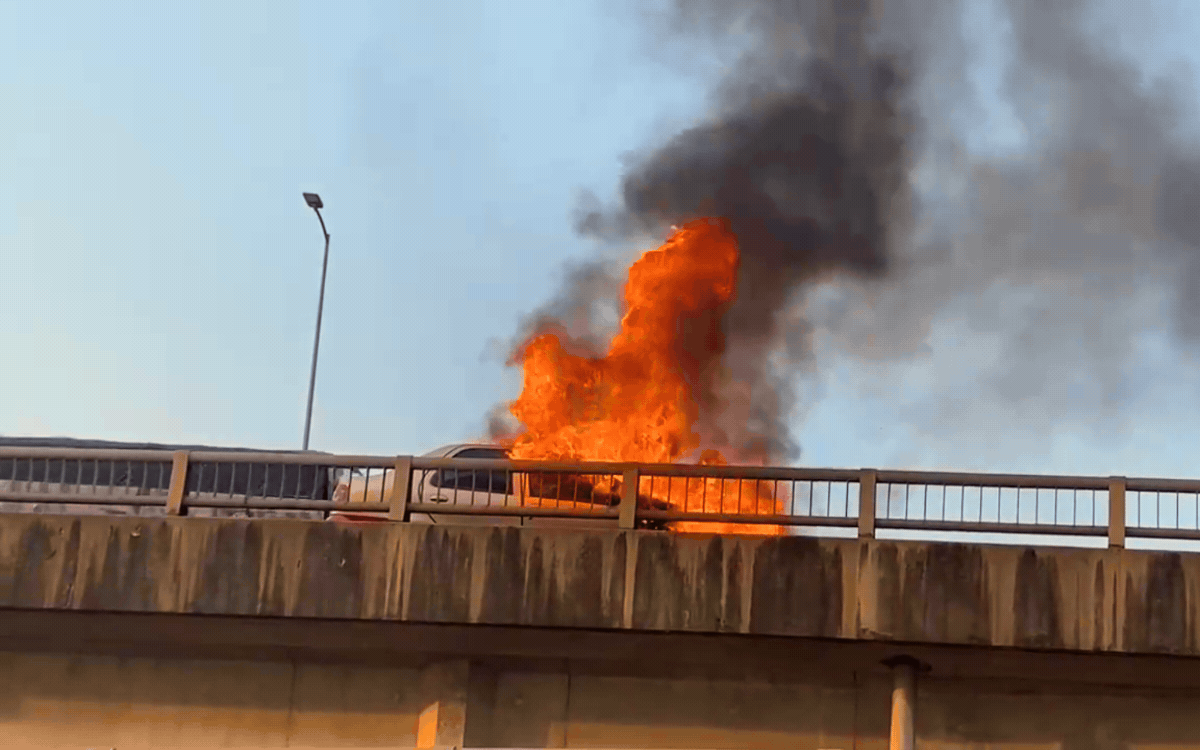 Chiều 29/4, trên Vành đai 3 đoạn qua Linh Đàm (Hà Nội) xảy ra vụ cháy ô tô, tài xế kịp thoát ra ngoài an toàn.