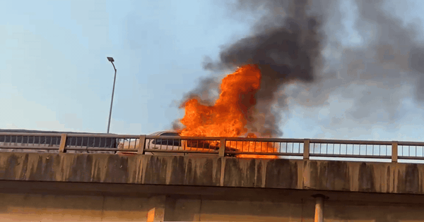 Hà Nội: Ô tô bốc cháy dữ dội trên Vành đai 3