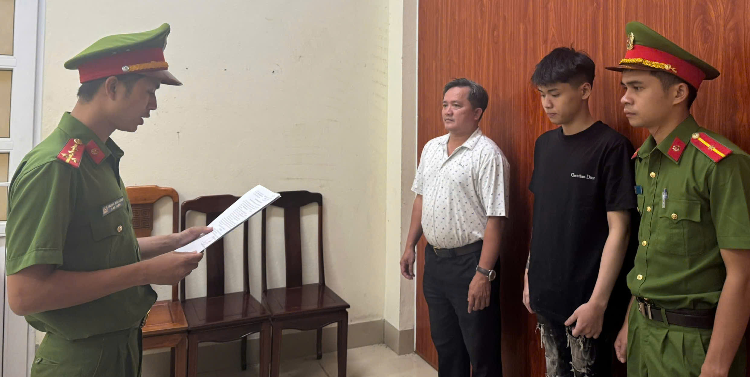 Khởi tố đối tượng điều khiển xe tông rào chắn của lực lượng làm nhiệm vụ- Ảnh 1.