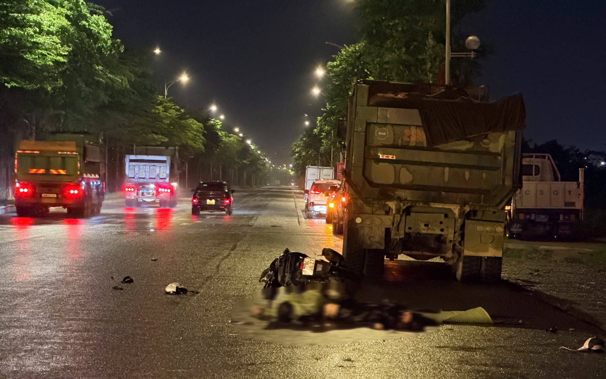 Hà Nội: Tai nạn lúc mưa dông, 2 người tử vong tại chỗ